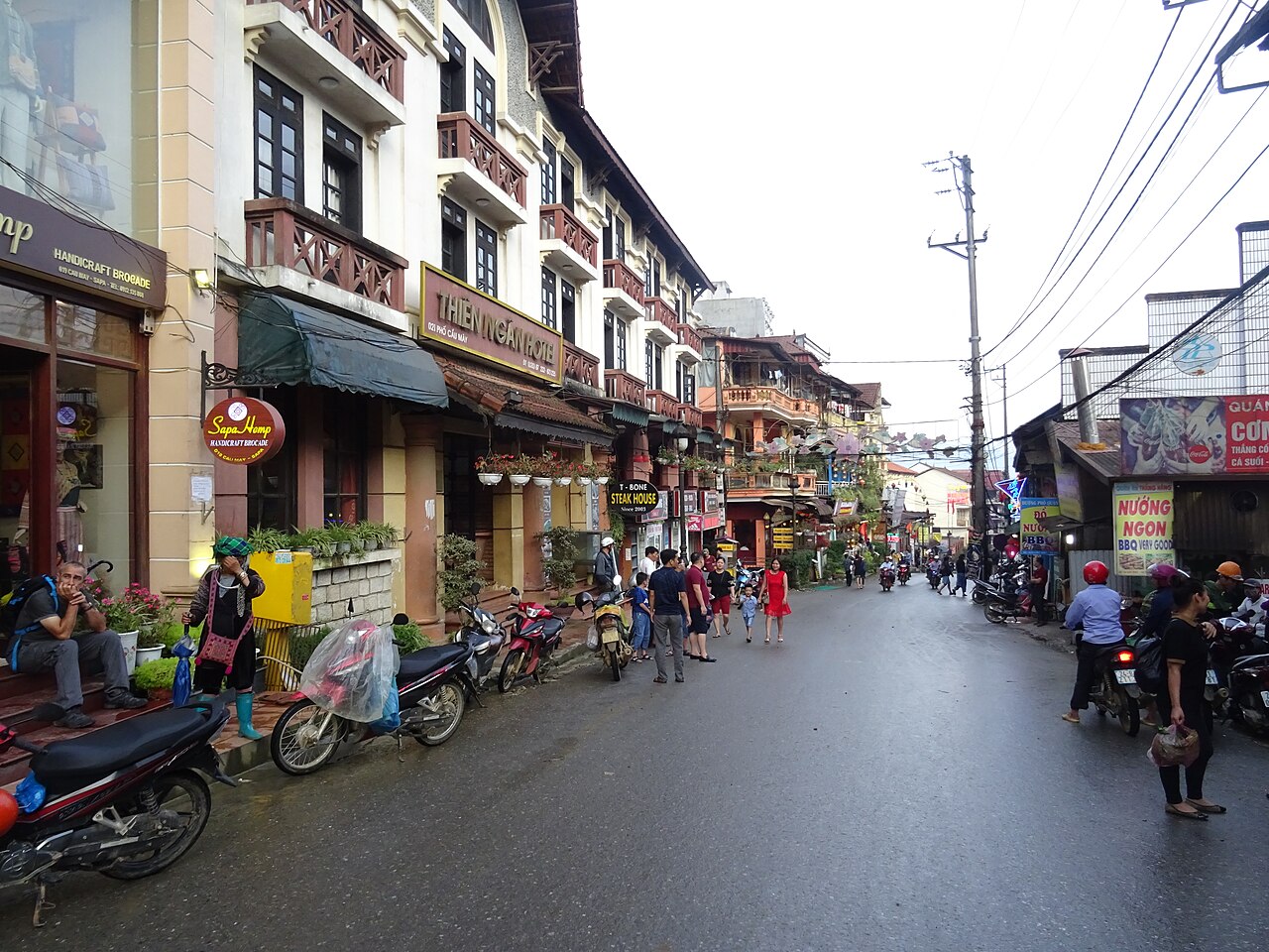 Ngõ phố thị trấn — đi Sapa lần đầu nên ở gần để đi bộ khi mưa